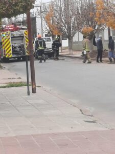Personal de Obras Sanitarias reparaba un caño y se incendio una garrafa con la que soldaban