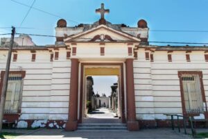 La policía encontró una mochila con placas que habían sido robadas del cementerio