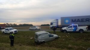 Una camioneta volcó en el cantero central de Ruta 9