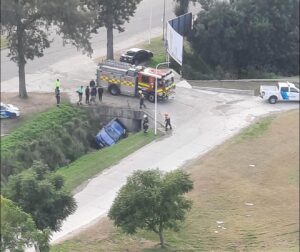 Una camioneta cayó a una zanja: una de las personas que viajaba en el rodado fue asistida por el SAME