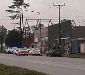 La policía concurrió a un comercio tras ser advertidos que un hombre quiso robar mercadería