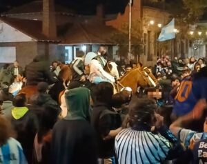 Jóvenes fueron dispersados a rebencazos tras hostigar a caballos que fueron parte de la concentración en Plaza Mitre