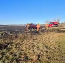Se prendió fuego un auto dentro de un campo y desató un incendio de gran magnitud