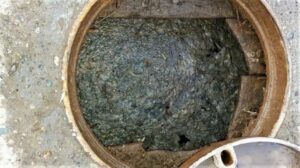 Reclama hace tres meses al municipio por las cloacas tapadas