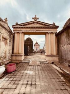 Rompieron una cámara de seguridad del cementerio