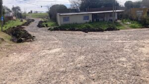 Vecinos de la zona del bajo reclaman por la tierra que dejaron acumulada tras las tareas de zanjeo: temen a las lluvias