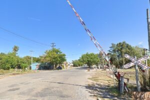 Un motociclista se chocó la barrera del paso a nivel