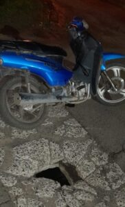 Iba en su moto y se cae por un pozo que se formó en el medio de la calle sin estar señalizado