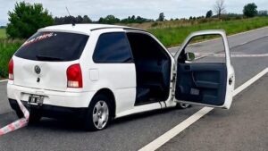 Conmoción en Arrecifes: La Policía baleó un auto para detener a seis jóvenes y dos chicas están graves
