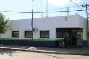 Le desvalijaron el auto que estaba estacionado frente a su casa